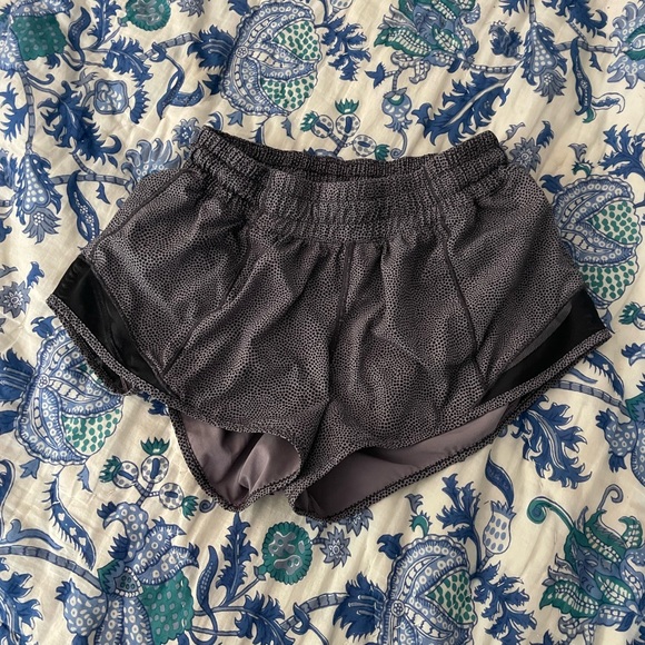 SIZE 4 2.5 LULULEMON SHORTS - perfect condition - so cute - Picture 4 of 5